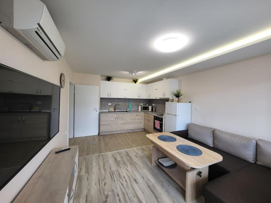 Bright City Apartment Varna Esterno foto