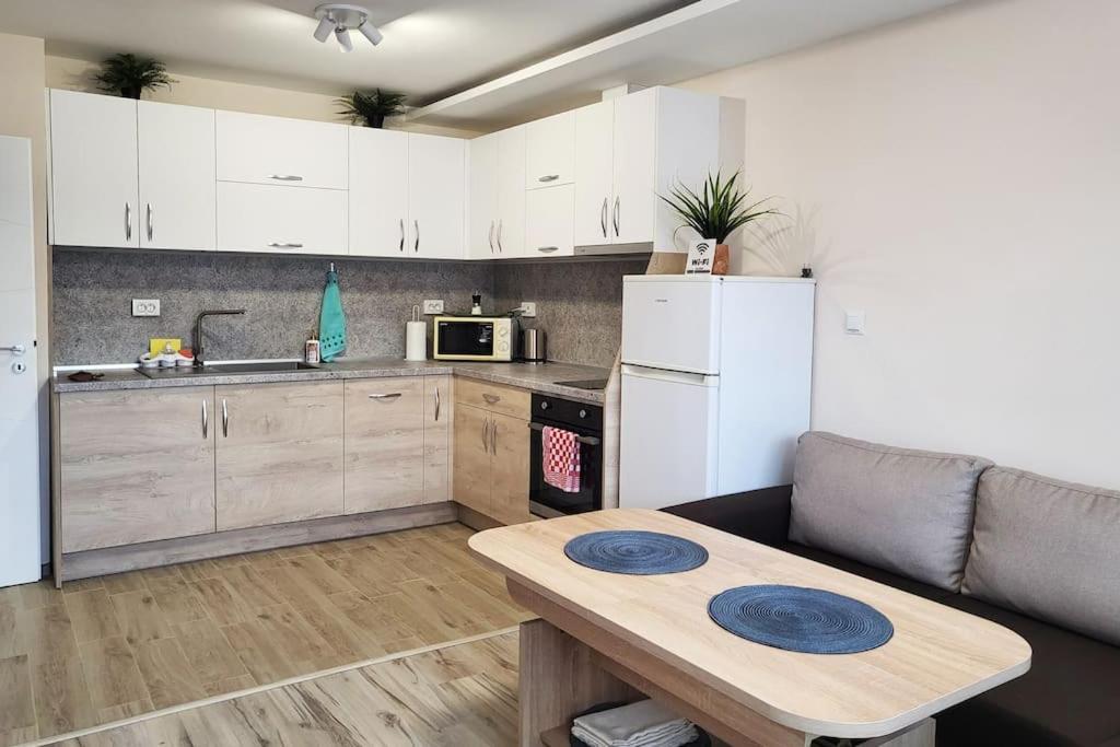 Bright City Apartment Varna Esterno foto