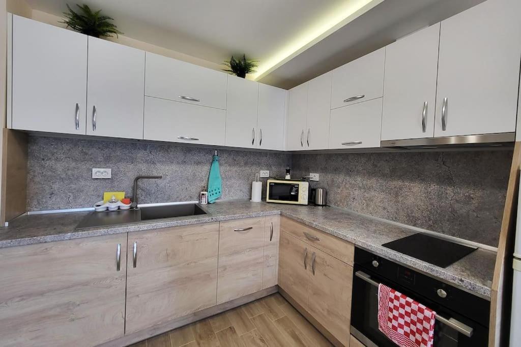 Bright City Apartment Varna Esterno foto