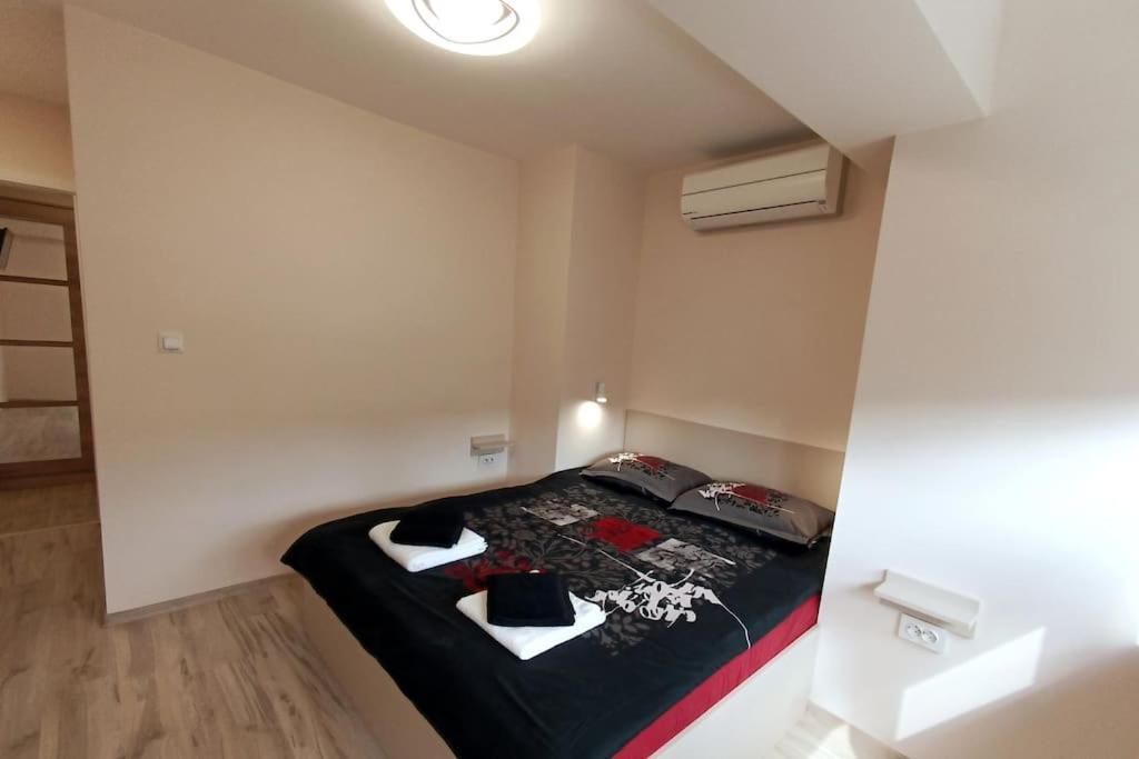 Bright City Apartment Varna Esterno foto